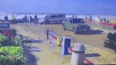 美国罕见巨浪连人带车卷走8人，40英尺高像海啸，但更恐怖的是…（视频/组图） - 4