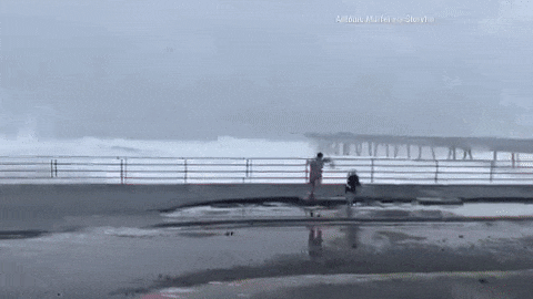 美国罕见巨浪连人带车卷走8人，40英尺高像海啸，但更恐怖的是…（视频/组图） - 5