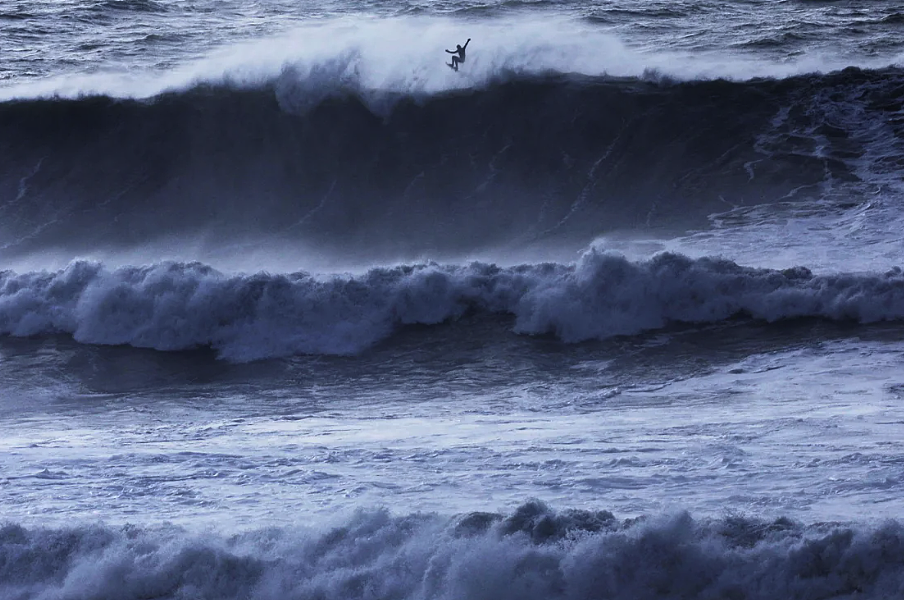 美西海岸突掀12米高巨浪 如海啸般卷走20人！ 离岸流上岸“吃人” 8人送医（组图） - 18
