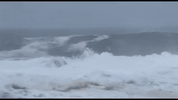 美西海岸突掀12米高巨浪 如海啸般卷走20人！ 离岸流上岸“吃人” 8人送医（组图） - 17