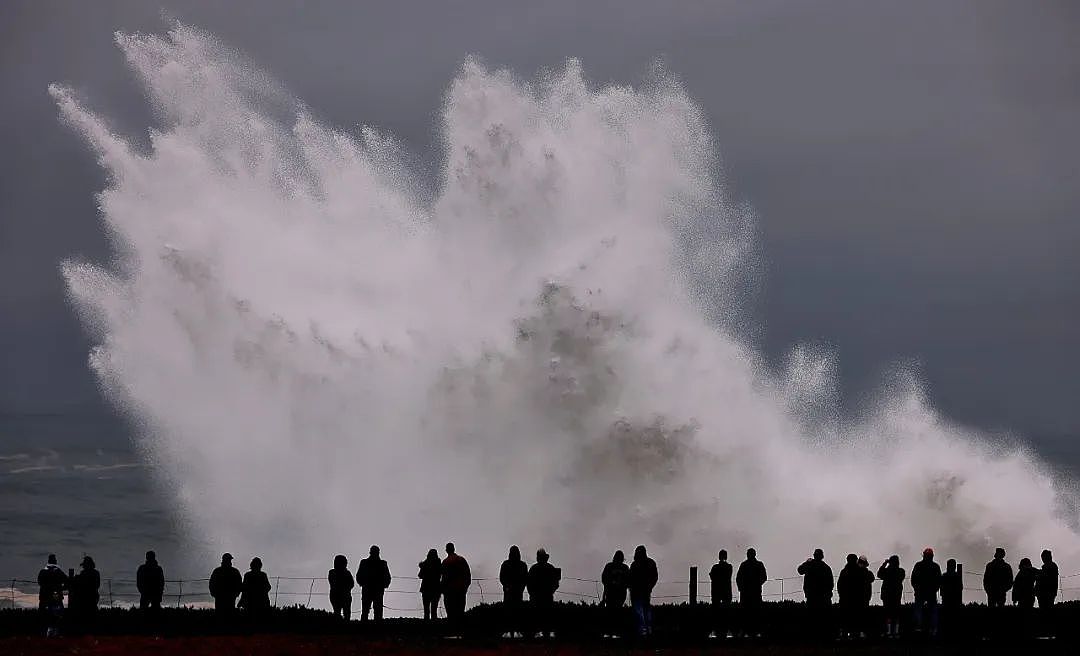 美国罕见巨浪连人带车卷走8人，40英尺高像海啸，但更恐怖的是…（视频/组图） - 2