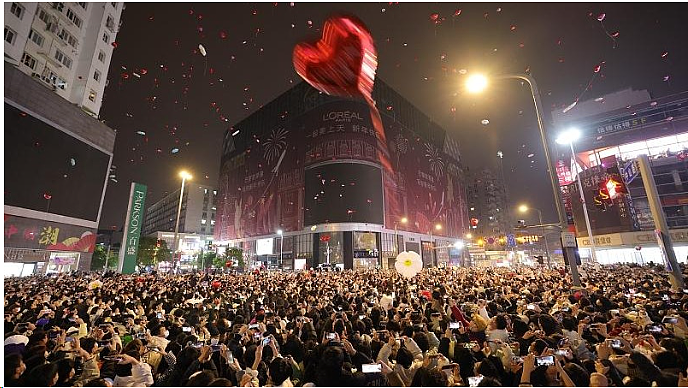 网民热议！内地多个城市不办跨年夜活动，香港迎来史上最大型活动表演（组图） - 1