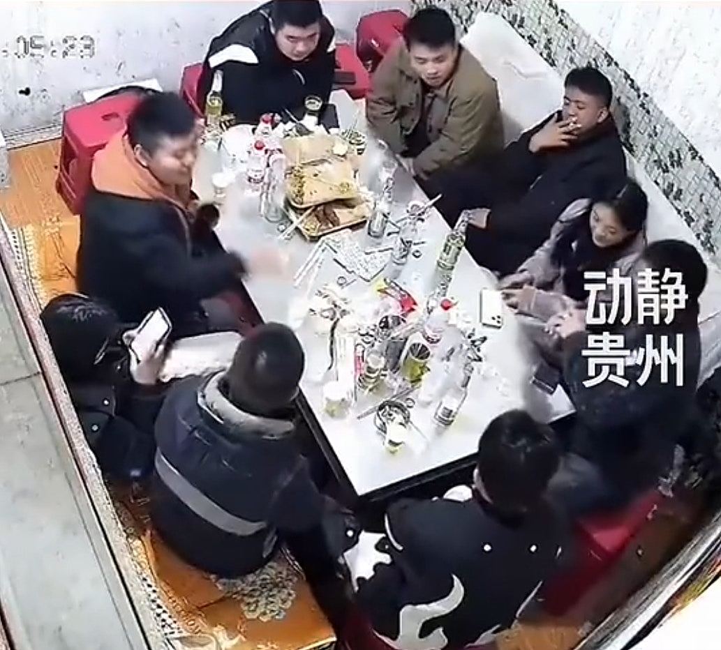 打边炉突然“大爆炸”冒白烟，食客惨遭炸伤，竟因加热这饮料出事（组图） - 2