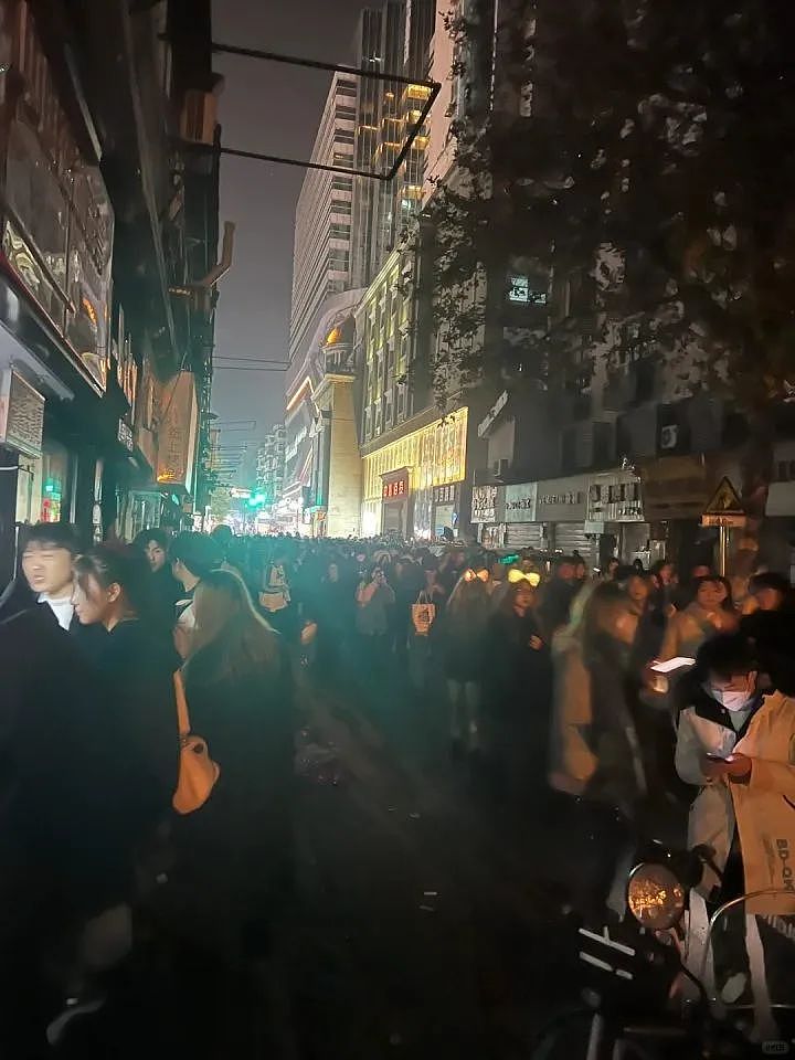 武汉跨年夜万人放飞气球引发爆燃！目击者：砰砰两声还以为是放烟花，整条街瞬间跳闸……（视频/组图） - 6