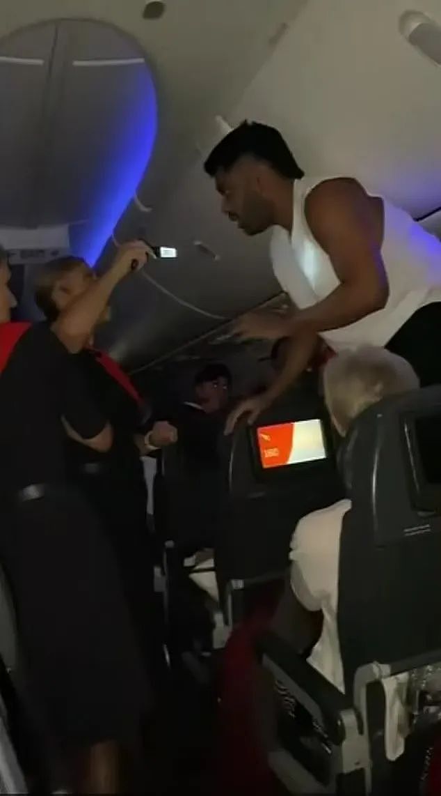可怕！飞墨航班空中骚乱，维州男子大闹机舱对空姐说：吻我！（组图） - 2