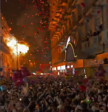 武汉跨年夜万人放飞气球引发爆燃！目击者：砰砰两声还以为是放烟花，整条街瞬间跳闸……（视频/组图） - 3