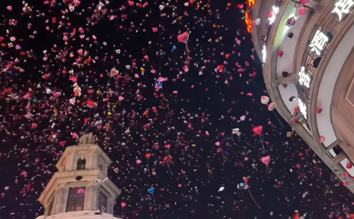 武汉跨年夜万人放飞气球引发爆燃！目击者：砰砰两声还以为是放烟花，整条街瞬间跳闸……（视频/组图） - 1