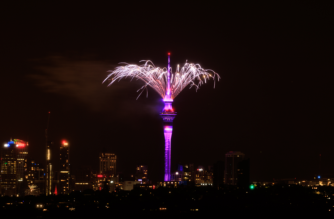 新年第一天！两名男子被发现在车内已无反应；高清多图赏新西兰烟花，跨年夜各地庆祝活动都伴随着潮湿，警方表示整体满意（组图） - 3