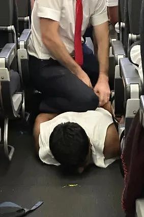 可怕！飞墨航班空中骚乱，维州男子大闹机舱对空姐说：吻我！（组图） - 3