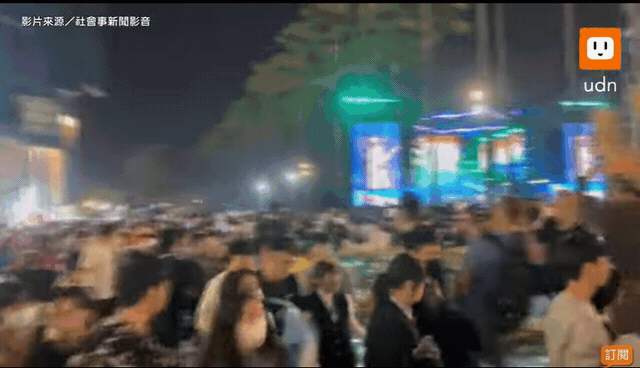台湾高雄跨年出事，主唱表演一半惊呼“有人拿刀”，观众四散奔逃（视频/组图） - 1