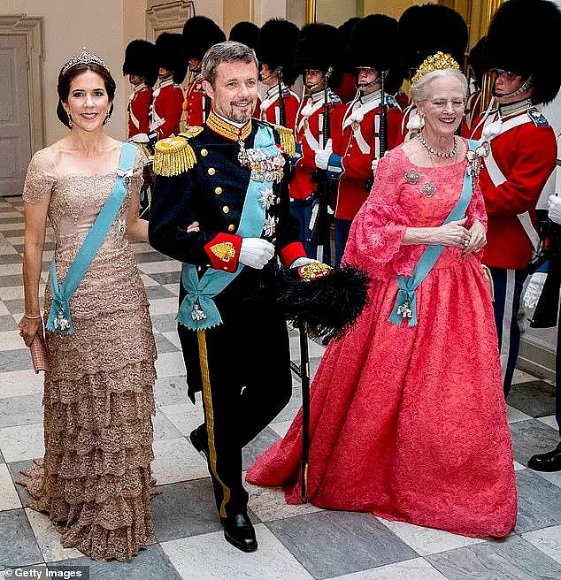 丹麦女王突然宣布退位，把王位让给等待52年的王储，网友：是要平息王储出轨丑闻？（组图） - 34
