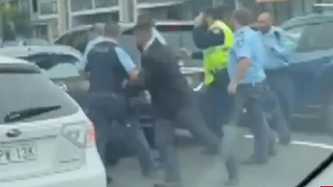 是个狠人！亚裔女子澳高速上飙车，狂遛警方12个地区，撞毁多辆汽车（组图） - 3