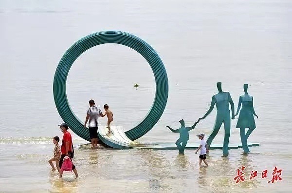 武汉汉口江滩雕塑“一孩变三孩！” 专家：为了宣传三孩政策（组图） - 2