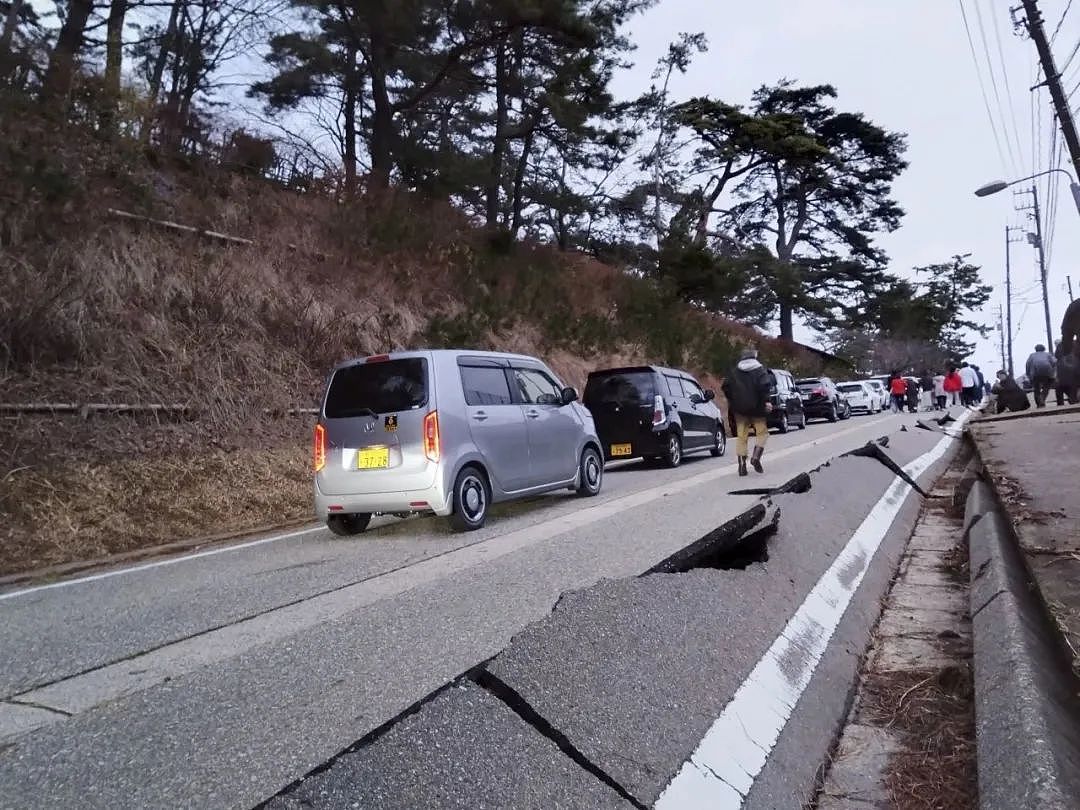 日本7.6级地震！ 至少6人死亡，三座火山齐喷发，核废水溢出，跑道龟裂飞机停飞 ，5米海啸预警（视频/组图） - 20