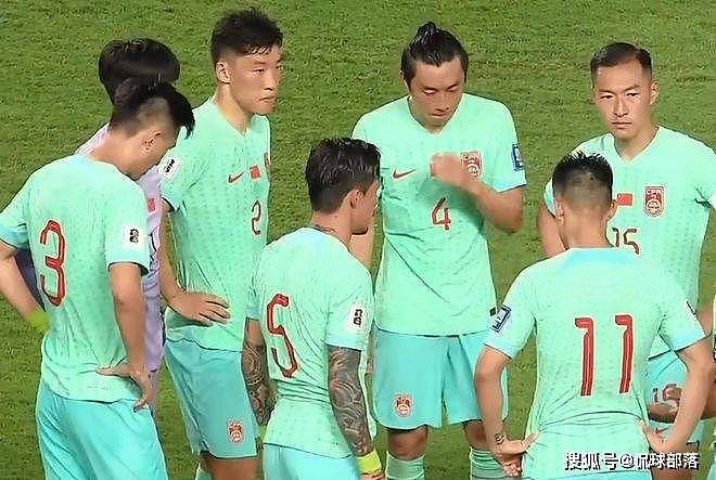 1-2，大冷门！中国国足惨遭香港逆转：创造28年耻辱，3人同时染红（组图） - 5