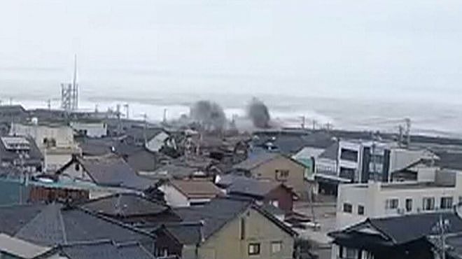 日本新年第一天7.6级大地震，路面现巨大裂缝，震区核电站惹担忧（组图） - 1