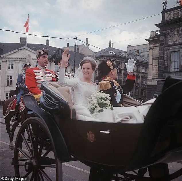 丹麦女王突然宣布退位，把王位让给等待52年的王储，网友：是要平息王储出轨丑闻？（组图） - 14