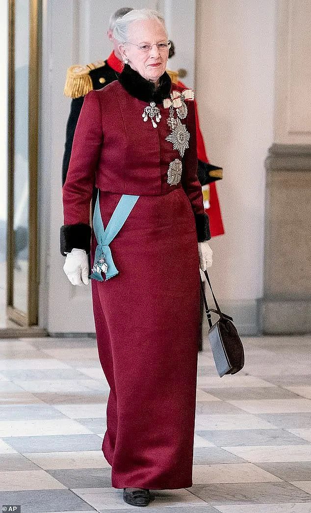 丹麦女王突然宣布退位，把王位让给等待52年的王储，网友：是要平息王储出轨丑闻？（组图） - 3
