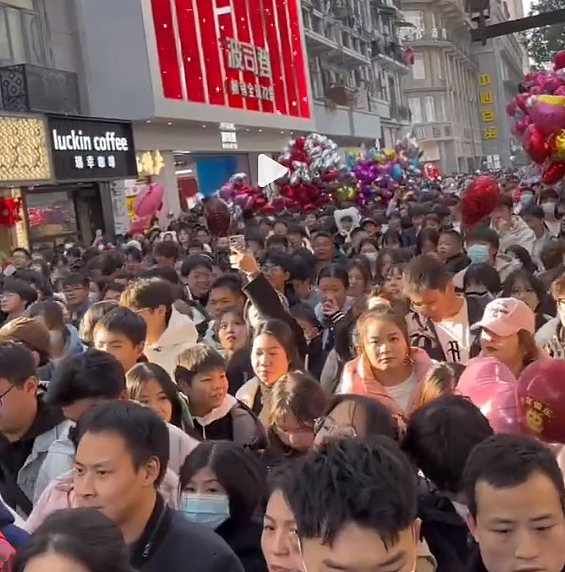 说说今年武汉跨年气球爆炸的事情（视频/组图） - 5