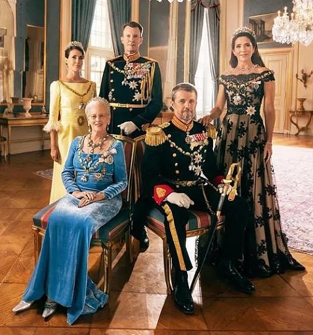 丹麦女王突然宣布退位，把王位让给等待52年的王储，网友：是要平息王储出轨丑闻？（组图） - 1