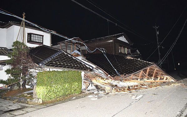 日本7.6强震6人遭活埋！受困居民涌社群求救：“拜托救救我！”（组图） - 2