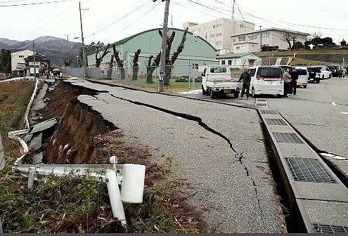 日本新年第一天7.6级大地震，路面现巨大裂缝，震区核电站惹担忧（组图） - 5