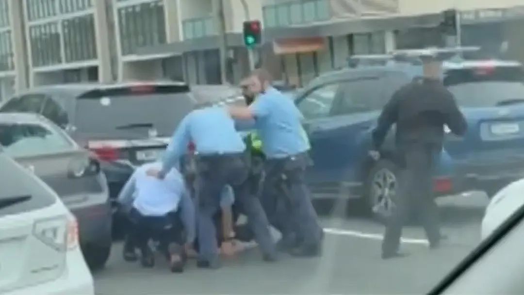 是个狠人！亚裔女子澳高速上飙车，狂遛警方12个地区，撞毁多辆汽车（组图） - 2