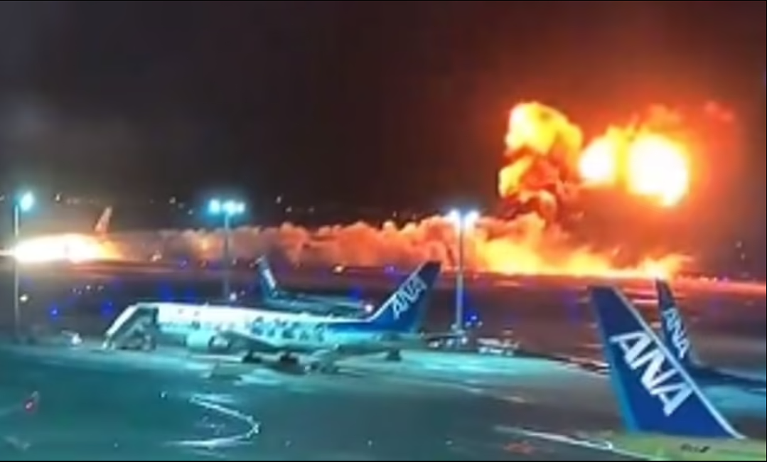 载379人客机降落时相撞，秒变巨大火球！烧成灰烬！幸存乘客：以为已经死了（视频/组图） - 2