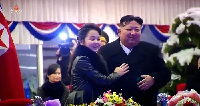 跨年晚会金正恩当众亲吻“心爱的女儿”（组图） - 22