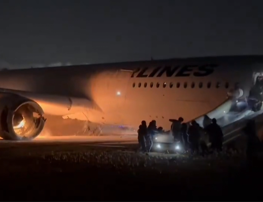 载379人客机降落时相撞，秒变巨大火球！烧成灰烬！幸存乘客：以为已经死了（视频/组图） - 5