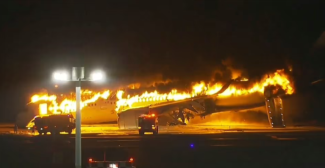 载379人客机降落时相撞，秒变巨大火球！烧成灰烬！幸存乘客：以为已经死了（视频/组图） - 20