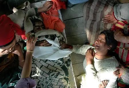 私处撒辣椒粉，视频曝印度士兵虐待平民致3人死亡（组图） - 18