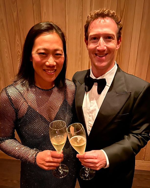 扎克伯格喝香槟庆新年，38岁华裔妻穿衣罕见惹眼，皱纹清晰显老态（组图） - 1