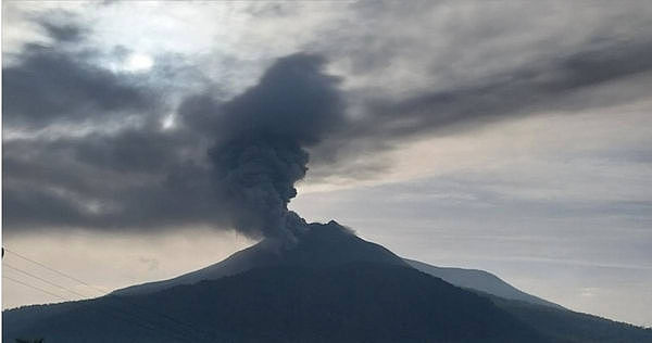 印尼东部火山喷发！灰柱高达1500公尺！机场关闭撤逾2200人（视频/组图） - 3