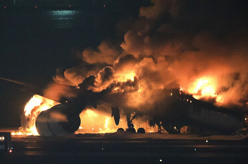5死，机长重伤！日本两飞机相撞还在燃烧，300多人紧急逃生！乘客曝光机舱内画面（视频/组图） - 4