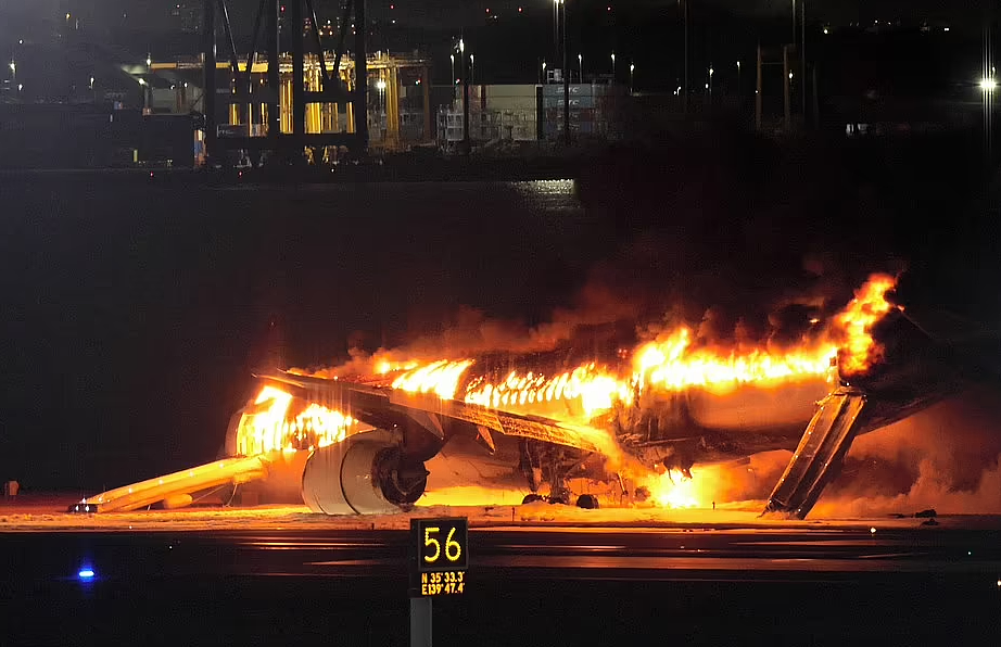 载有379人的客机撞上另一飞机，整架飞机被烧毁，澳总理发声！（组图） - 17