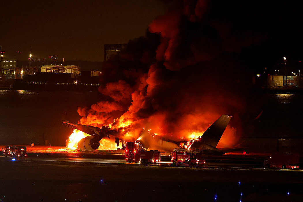 纽时：日航客机在羽田机场撞机起火，机上全员“奇迹”生还（组图） - 1
