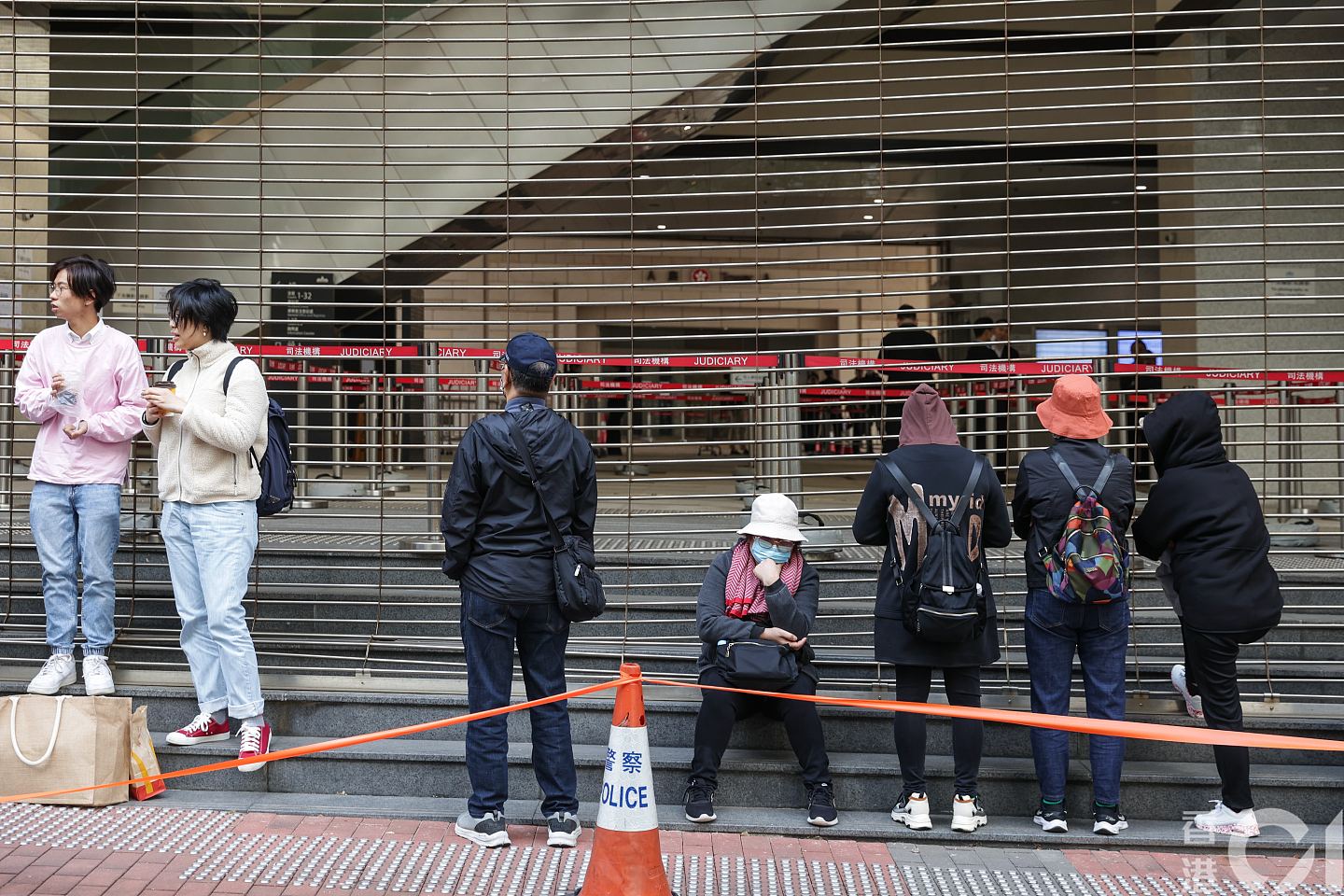 黎智英案：控方料正式开案，囚车押送黎至法院！警荷枪实弹戒备（组图） - 9