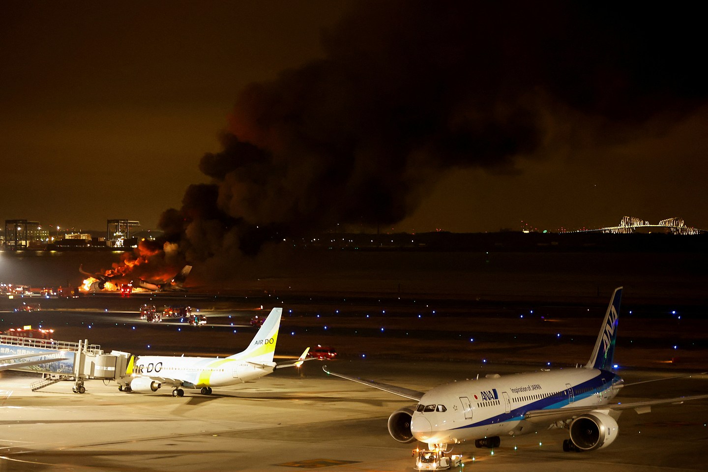 日本羽田机场客机起火多航班取消，中国旅客提20公斤行李无处去（组图） - 6