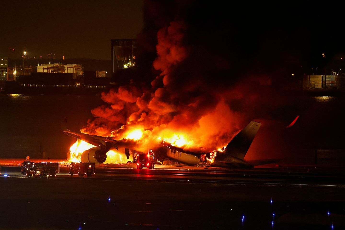 日本羽田机场客机起火多航班取消，中国旅客提20公斤行李无处去（组图） - 4