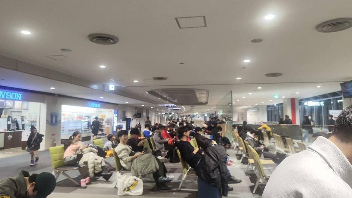 日本羽田机场客机起火多航班取消，中国旅客提20公斤行李无处去（组图） - 1