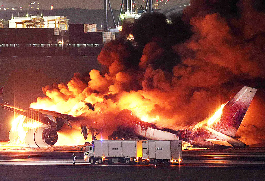 载379人客机降落时相撞，秒变巨大火球！烧成灰烬！幸存乘客：以为已经死了（视频/组图） - 12