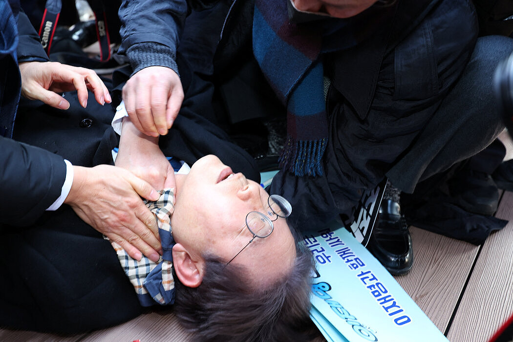 纽时：韩国反对党领袖李在明遇刺，颈部受伤（图） - 1