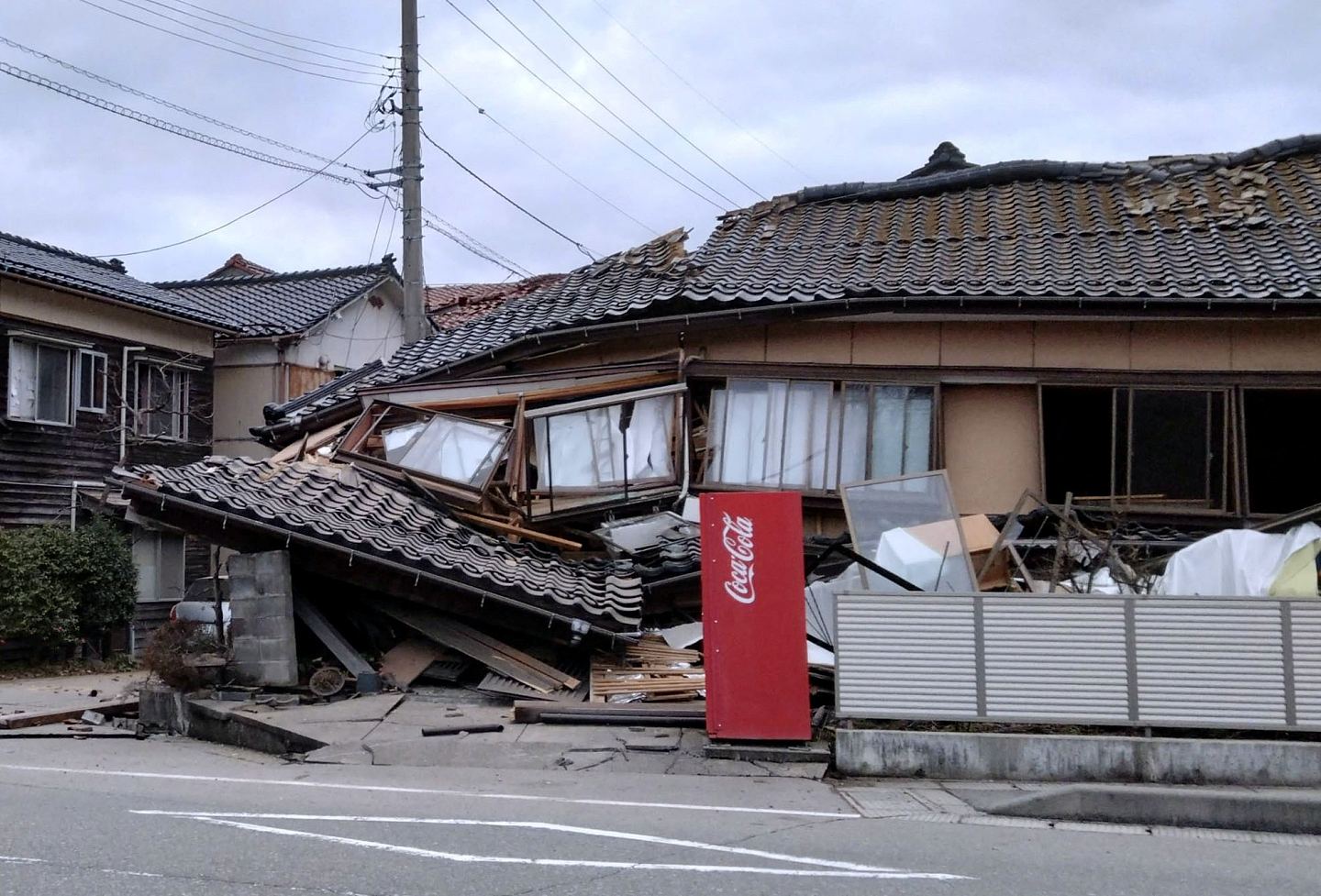 地震伤亡率低、飞机全员撤离，《新华社》记者：日本创造两个奇迹（组图） - 9