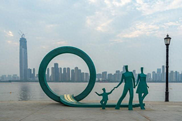 武汉江边雕塑一家三口变五口！网民嘲讽：“让雕像多生几个吧”（组图） - 2