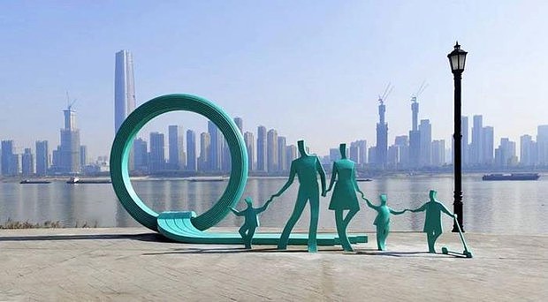 武汉江边雕塑一家三口变五口！网民嘲讽：“让雕像多生几个吧”（组图） - 1