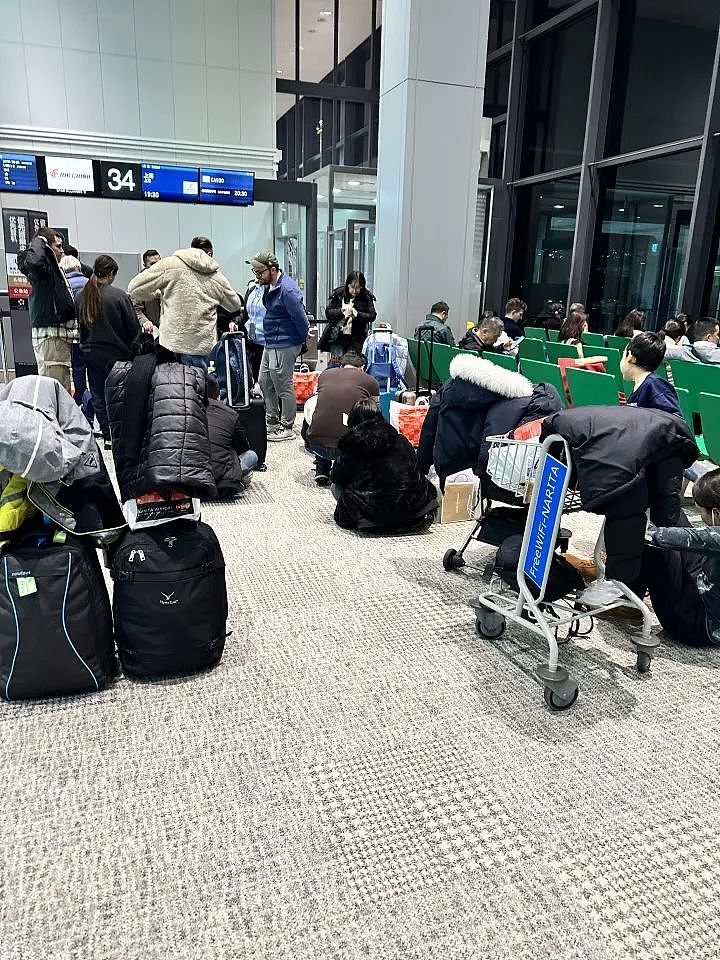 5人死亡，机长重伤！华人亲历羽田机场航空事故：焦糊味弥漫停机坪，排队3小时完成改签（组图） - 5