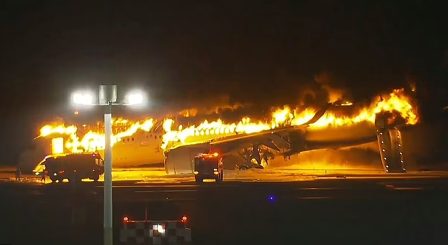 载有379人的客机撞上另一飞机，整架飞机被烧毁，澳总理发声！（组图） - 15