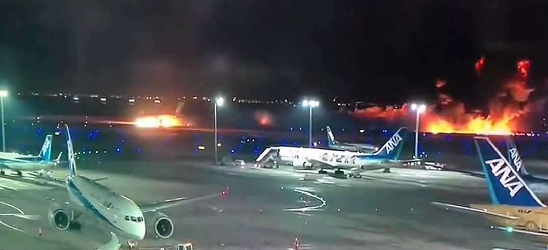 载379人客机降落时相撞，秒变巨大火球！烧成灰烬！幸存乘客：以为已经死了（视频/组图） - 3