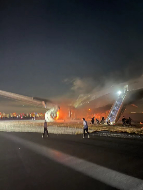 5死，机长重伤！日本两飞机相撞还在燃烧，300多人紧急逃生！乘客曝光机舱内画面（视频/组图） - 1